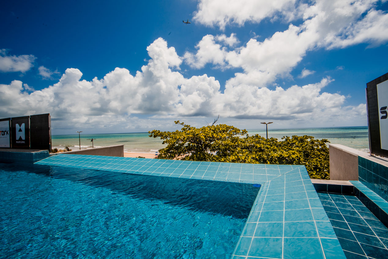 Borda Piscina com vista para o Mar